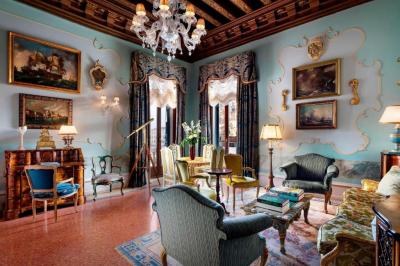 Patron, 1 Bedroom Larger Suite, 1 King, Grand Canal view 8