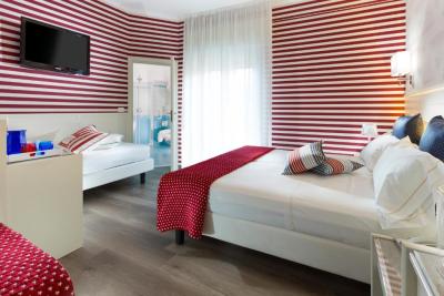 Quarto Qu&aacute;druplo Deluxe com Varanda 1