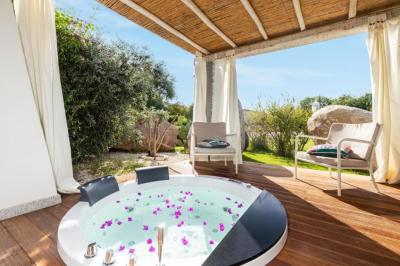 Deluxe Suite with Spa Bath 9