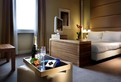 Queen Room with Spa Bath 8