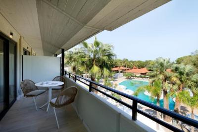 Signature Level Deluxe Pool View 2