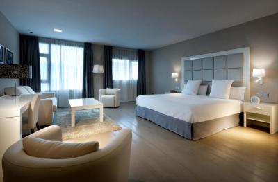 Deluxe King Room 1