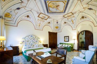 Suite with Frescoes Ceiling and Sea View 8
