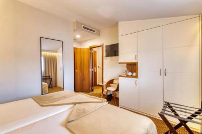 Deluxe Family Room 5