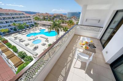 Apartment with Pool View 3