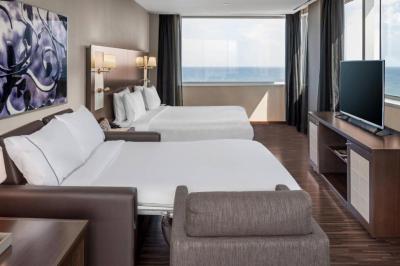 Suite con letto king-size ubicata ai piani alti. 5