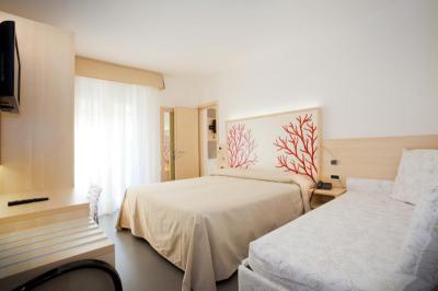 Triple Room with Terrace and Partial Sea View 2