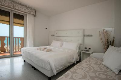 Deluxe Double or Twin Room with Sea View 7