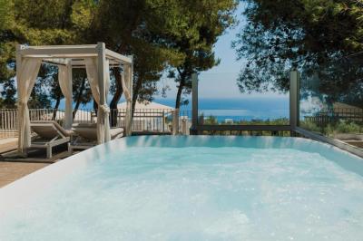 Deluxe Suite with Spa Bath 5