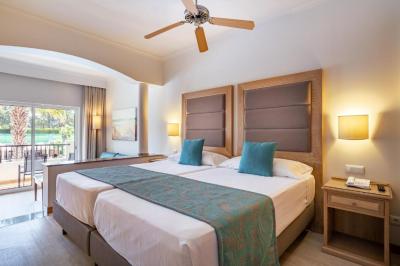 Habitaci&oacute;n Familiar Plus con vistas a la piscina (3 adultos) 10
