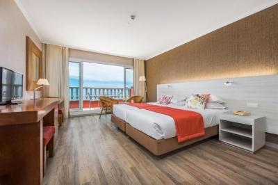 Twin Room with Sea View and Balcony 2