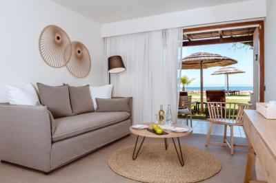 Suite Junior con vistas a la piscina o al mar 9