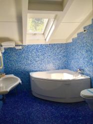 Double Room with Spa Bath 4