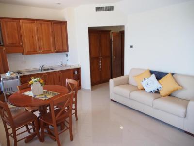 One-Bedroom Apartment with Balcony and Sea View 3
