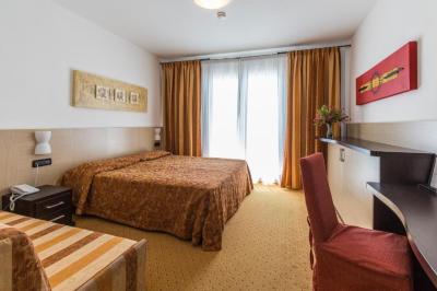 Family Room with 2 Extra Beds (2 Adults + 2 Children) 4