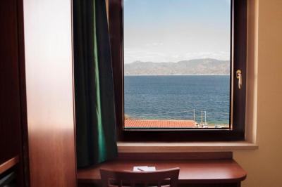 Double Room with Sea View 4