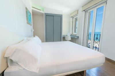 Deluxe Double Room with Sea View without Balcony 1
