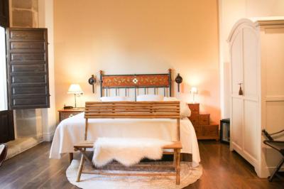 Deluxe Double Room with Bath 2