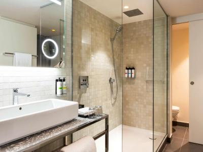 Deluxe Queen Room with Paris View 5