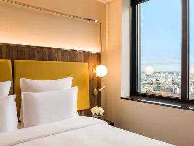 Executive Deluxe King Room with View 8