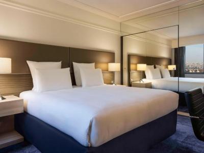 Classic Family Two Connecting Rooms, 1 Queen Size Bed and 2 Single Beds 12