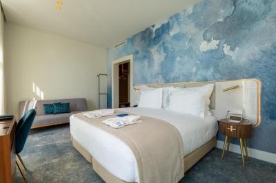 Deluxe Double or Twin Room with City View 1