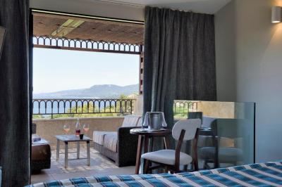 Split-level Suite with Panoramic View 2