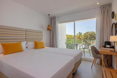 Twin room with Balcony and Partial Beach View 3