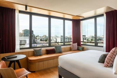 La Galerie Room, Larger Room with King Bed and City View 3