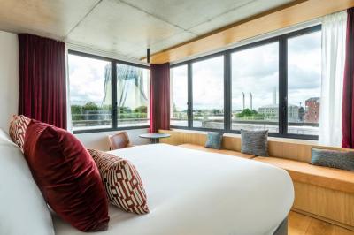 La Galerie Room, Larger Room with Queen Bed and City View 4