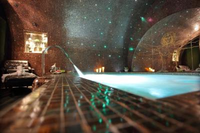 Superior Room with Balcony with Spa Access 2