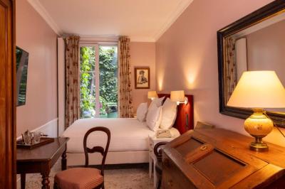 Double Room with Terrace 4