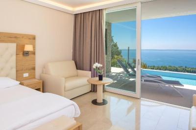 Suite with Infinity Pool 4