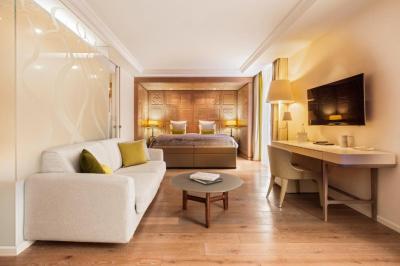 Junior Suite with Balcony 9