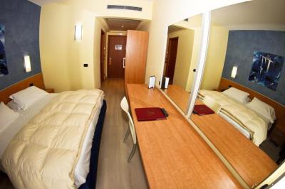 Standard King Room with Single Bed 3