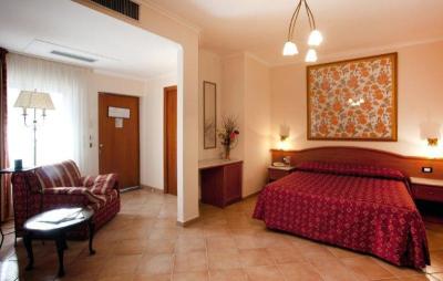 Family Room (2 Adults + 2 Children) 6