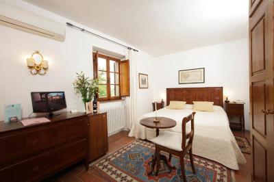 Classic Room with Garden or Courtyard View 8
