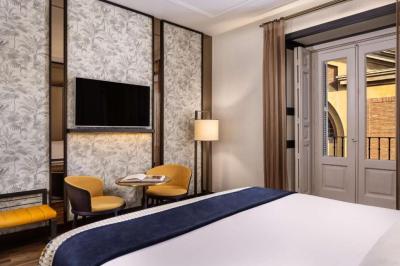 Deluxe Double or Twin Room with View 4