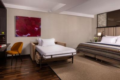 Family Room (2 Adults + 1 Child) 8