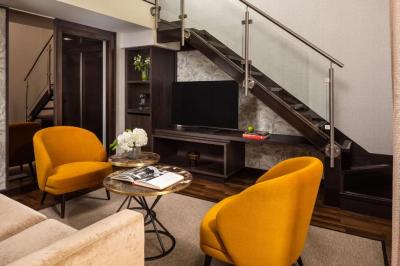 Junior Suite with View with Extra Bed (2 Adults + 1 Child) 10