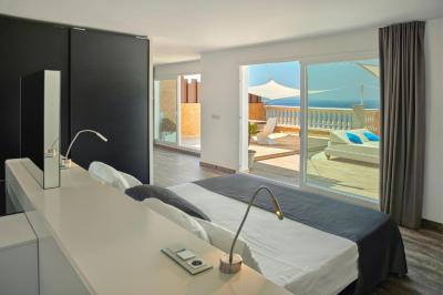 Penthouse Suite with Hot Tub 9