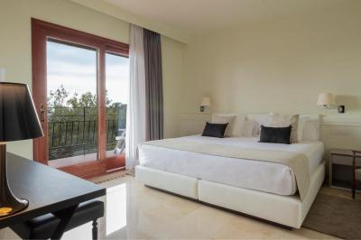 Family Room with Garden View 6