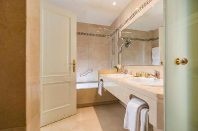 Suite with Garden View 10