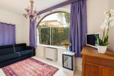 Family Room with Garden View 4