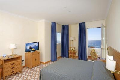 Superior Room with Balcony and Sea View 2