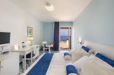 Deluxe Room with Terrace and Sea View 3
