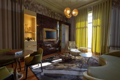 King Suite with Balcony 7
