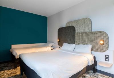 Standard Room with One Double Bed and One Single Bed 3