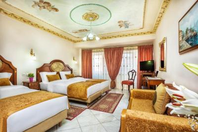 Standard Triple (King+Single Bed) City View 6