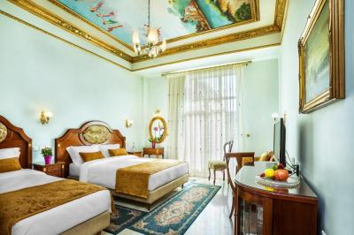 Comfort Triple (King+Single Bed) City View 7